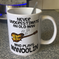 Funny Mandolin Mug - Never Underestimate An Old Man Who Plays Mandolin - Mandolinist Folk Musician Gift For Him
